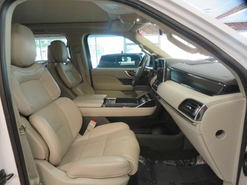 Used 2020 Lincoln Navigator Reserve w/ Luxury Package image 27