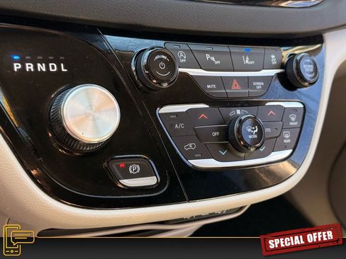 Used 2024 Chrysler Pacifica Touring-L image 23