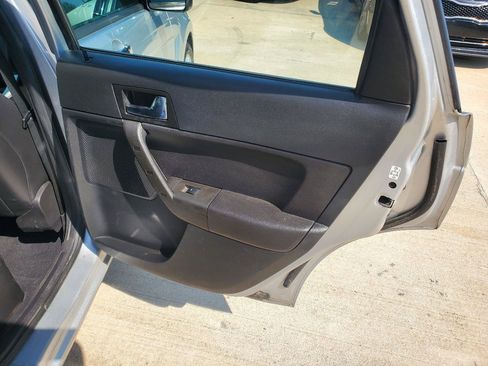 Used 2010 Ford Focus SEL FWD image 8