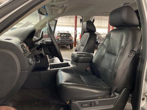 Used 2010 Chevrolet Avalanche LTZ image 7