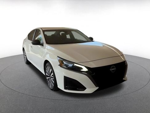 Used 2026 Nissan Altima 2.5 SV FWD image 3