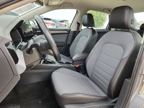 Used 2025 Volkswagen Jetta SE FWD image 13