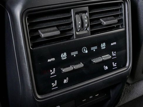 Certified 2024 Porsche Cayenne AWD/4WD image 22