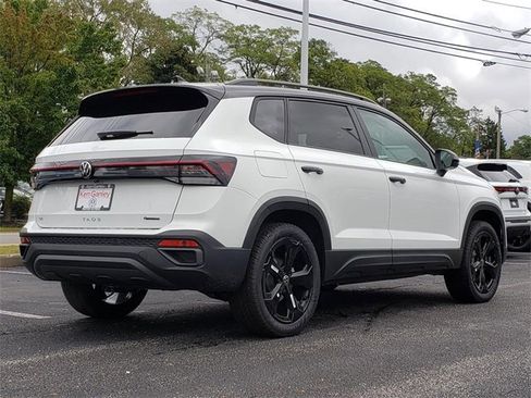 New 2025 Volkswagen Taos SE image 3