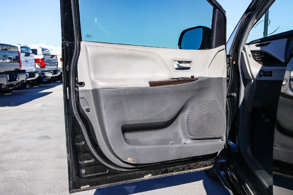 Used 2019 Toyota Sienna XLE w/ XLE Navigation Package FWD image 20