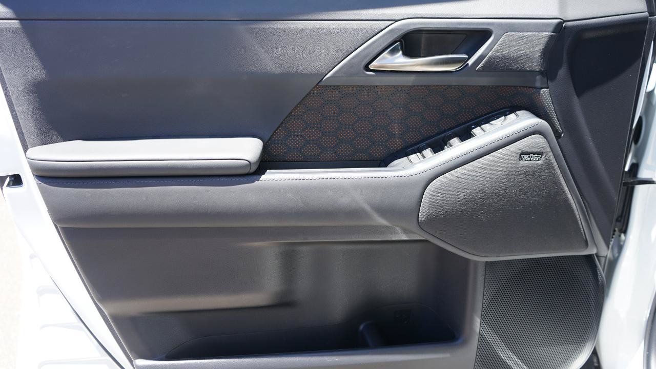 Used 2024 Lexus GX 550 w/ Cold Area Package AWD/4WD image 9