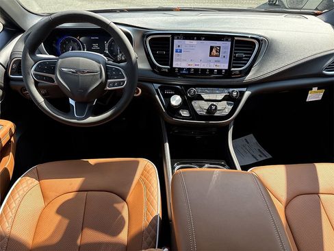 New 2026 Chrysler Pacifica Pinnacle image 5