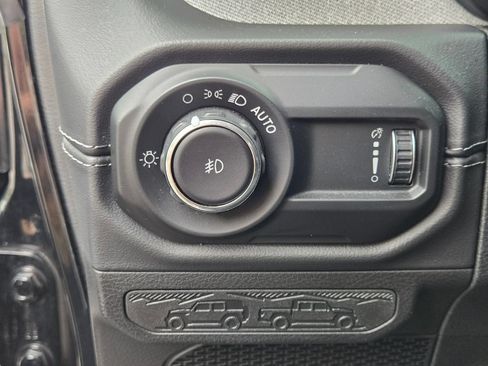 Used 2025 Jeep Wrangler Unlimited Sahara AWD/4WD image 23