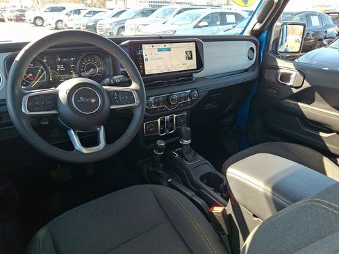 Used 2025 Jeep Wrangler Sahara image 21