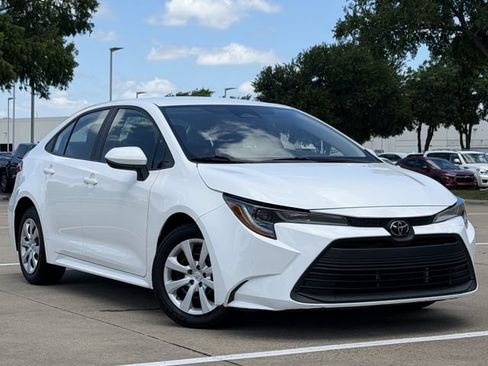 Used 2023 Toyota Corolla LE FWD image 2
