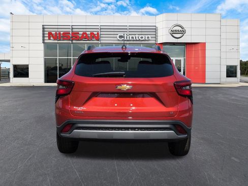 Used 2024 Chevrolet Trax LT w/ Driver Confidence Package FWD image 4