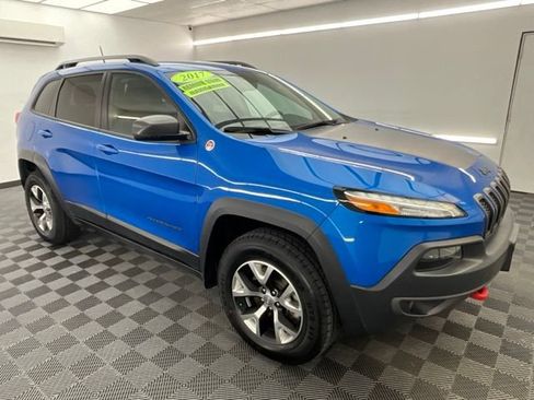 Used 2017 Jeep Cherokee Trailhawk AWD/4WD image 3
