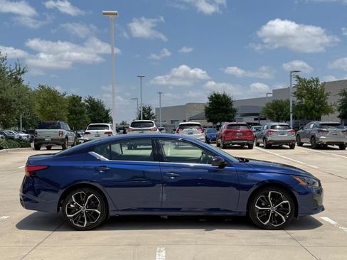 Used 2024 Nissan Altima 2.5 SR w/ SR Premium Package FWD image 3