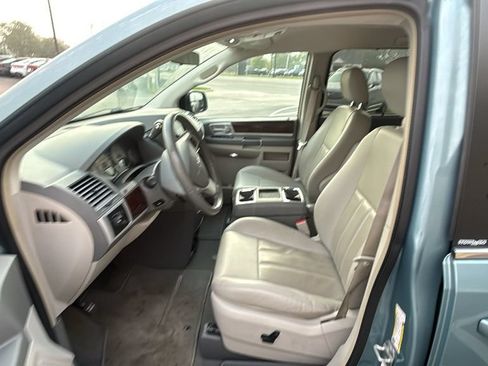 Used 2009 Chrysler Town & Country Touring FWD image 29
