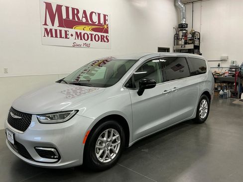 Used 2024 Chrysler Pacifica Touring-L FWD image 3