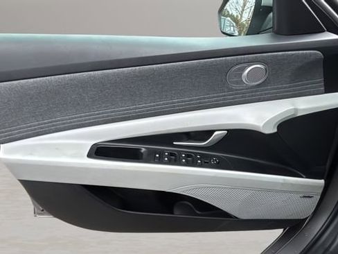 Used 2023 Hyundai Elantra Limited image 17