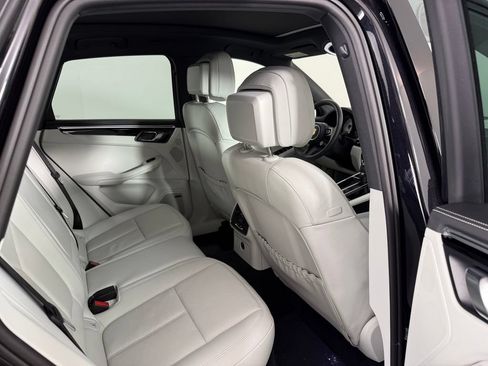 Certified 2026 Porsche Macan AWD/4WD image 17
