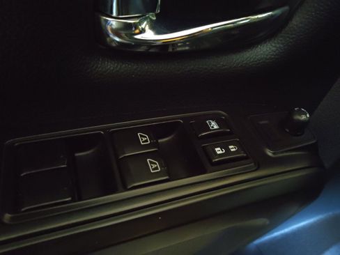 Used 2018 Nissan Titan SV w/ SV Convenience Package image 27