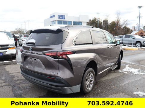 Used 2021 Toyota Sienna XLE w/ XLE Plus Package FWD image 8