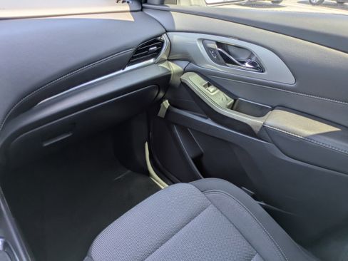Used 2022 Chevrolet Traverse LT FWD image 12
