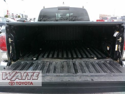 Used 2021 Toyota Tacoma TRD Sport w/ TRD Premium Sport Package AWD/4WD image 4