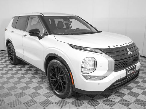 Used 2023 Mitsubishi Outlander SE AWD/4WD image 2