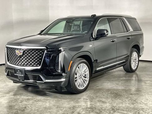 Certified 2025 Cadillac Escalade Premium Luxury w/ Touring Package AWD/4WD image 4