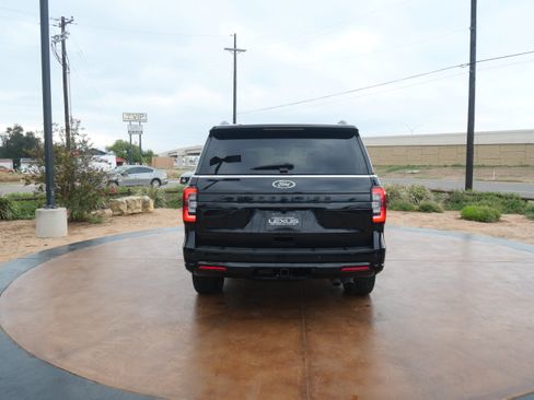 Used 2023 Ford Expedition Limited image 3