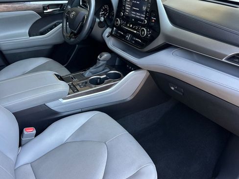Used 2020 Toyota Highlander Limited FWD image 17