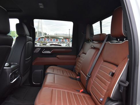 Used 2024 GMC Sierra 3500 Denali Ultimate AWD/4WD image 17