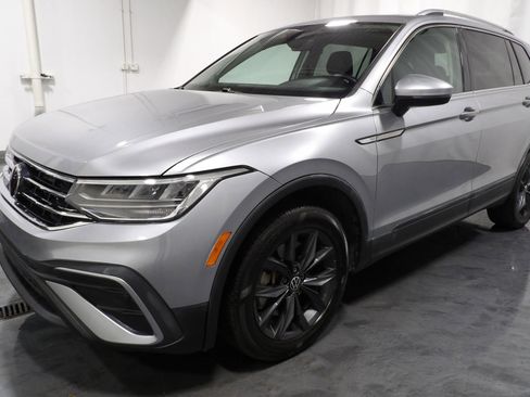Used 2022 Volkswagen Tiguan SE w/ Panoramic Sunroof Package FWD image 4