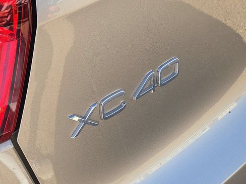 Used 2022 Volvo XC40 T5 Momentum AWD/4WD image 12