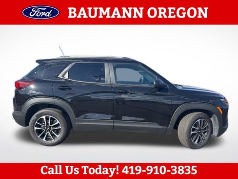 Used 2025 Chevrolet TrailBlazer LT AWD/4WD image 2