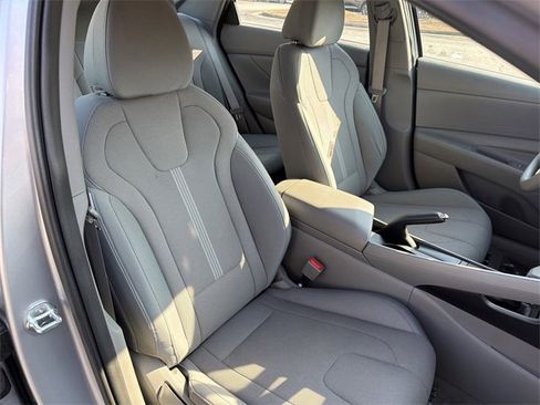Used 2021 Hyundai Elantra SE image 17