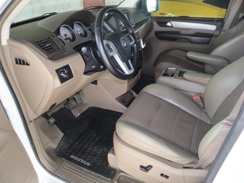 Used 2012 Volkswagen Routan SEL FWD image 30