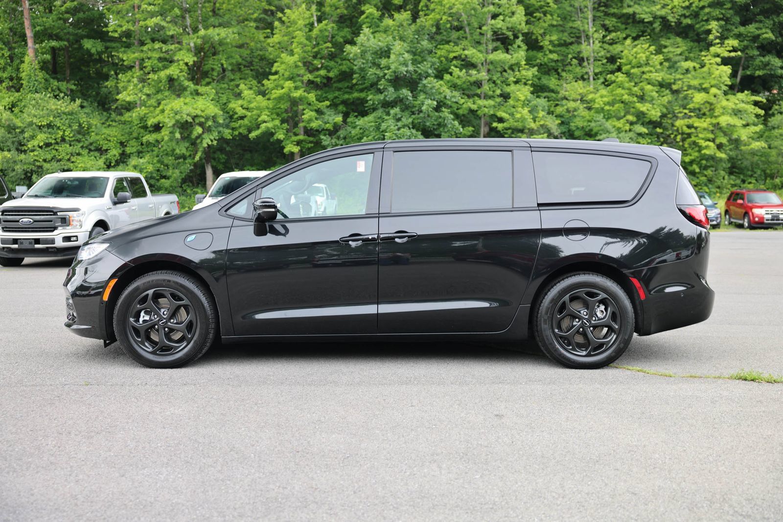Used 2024 Chrysler Pacifica Limited FWD image 8