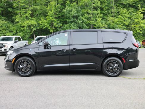 Used 2024 Chrysler Pacifica Limited FWD image 8