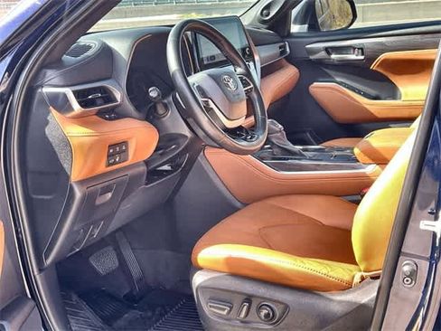 Used 2023 Toyota Highlander Platinum image 3