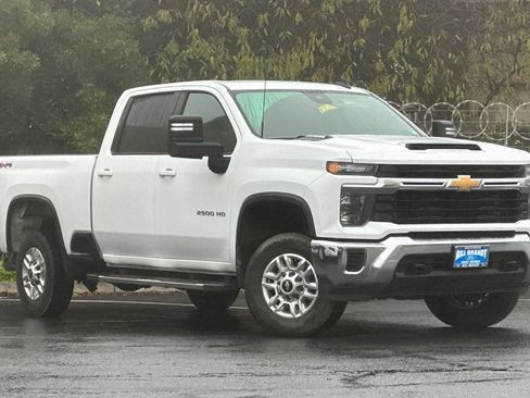 Used 2024 Chevrolet Silverado 2500 LT image 2