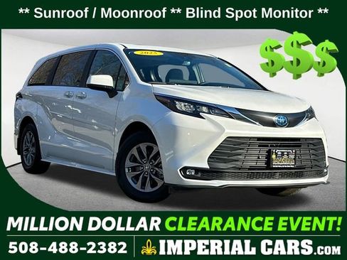 Used 2025 Toyota Sienna XLE image 1