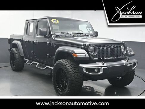 Used 2025 Jeep Gladiator Sport AWD/4WD image 1