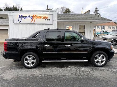 Used 2011 Chevrolet Avalanche LTZ image 2