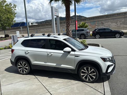 Used 2023 Volkswagen Taos SE image 5