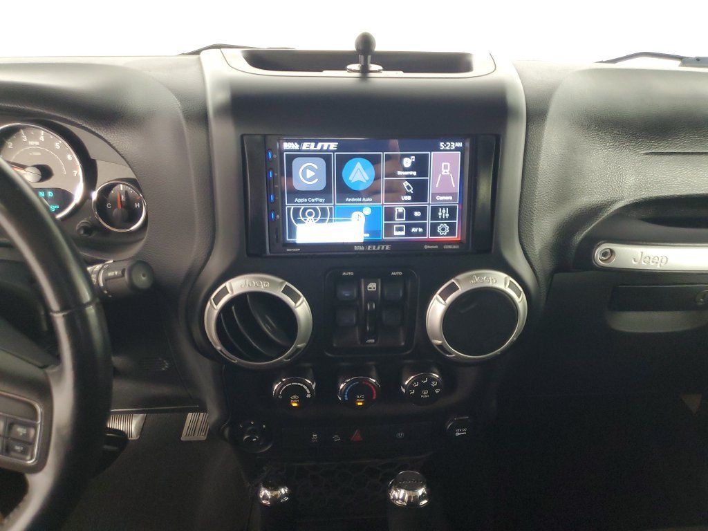 Used 2018 Jeep Wrangler Unlimited Rubicon w/ Connectivity Group AWD/4WD image 18