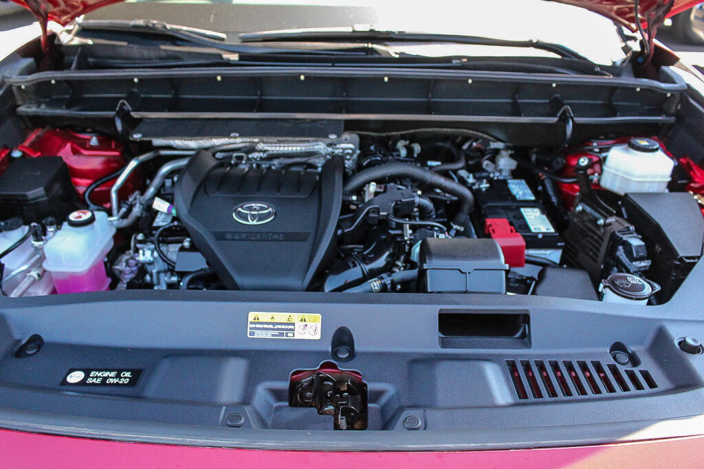Used 2025 Toyota Highlander LE FWD image 19