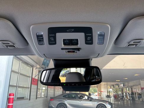 Used 2025 Toyota Sienna XLE FWD image 18