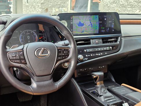 Used 2022 Lexus ES 250 w/ Premium Package AWD/4WD image 8