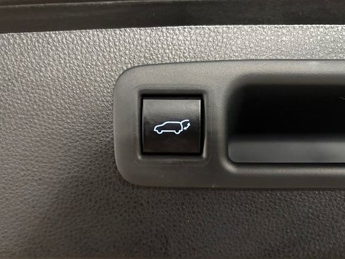 Used 2020 Toyota Highlander XLE AWD/4WD image 31