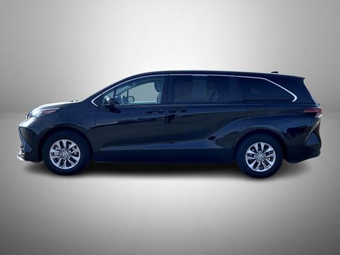 Used 2024 Toyota Sienna LE image 8