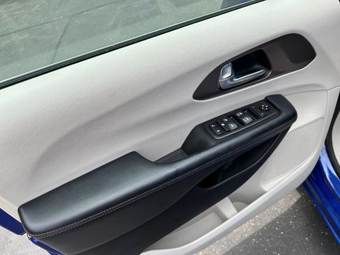 Used 2019 Chrysler Pacifica L FWD image 16